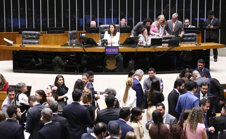  Câmara aprova regime de urgência para sete projetos de lei