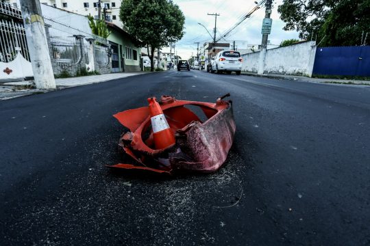  Buracos no asfalto e bueiros rebaixados viram armadilha