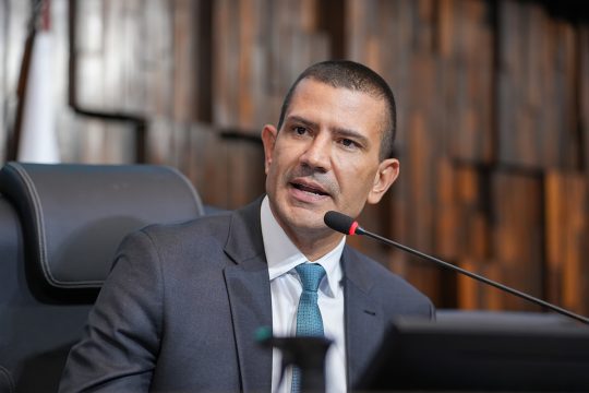  Deputado Douglas Ruas é eleito presidente da Alerj em votação sem concorrentes