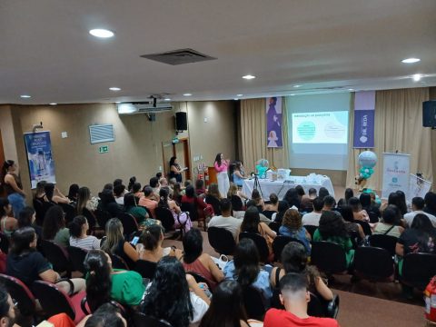  Especialistas orientam gestantes na Maternidade Lília Neves