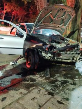  Mulher fica ferida ao colidir com carro em poste