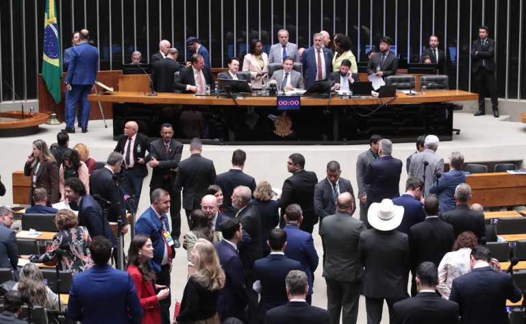  Votação de veto a projeto que reduz penas de condenados pelo 8 de janeiro gera debate entre deputados