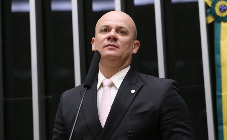  Deputados de oposição comemoram e governistas criticam rejeição do Senado a Messias no STF