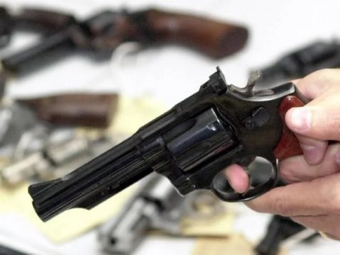  Comissão da Câmara aprova projeto que autoriza uso do FGTS para comprar arma de fogo