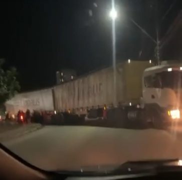  Carreta provoca transtorno no trânsito em cruzamento de Campos