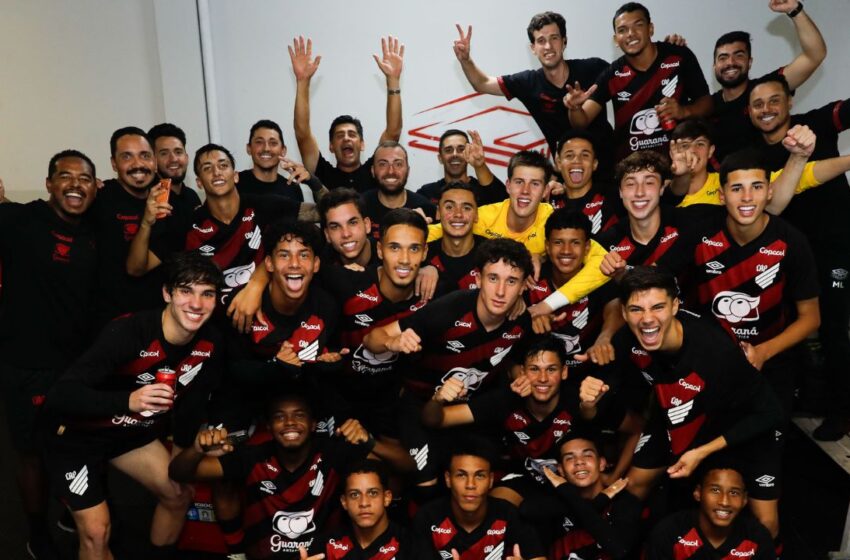  Jovem faz golaço do meio de campo e classifica Athletico para final; assista