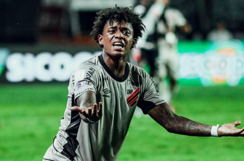  Athletico perde para o Vasco e mantém maldição em São Januário