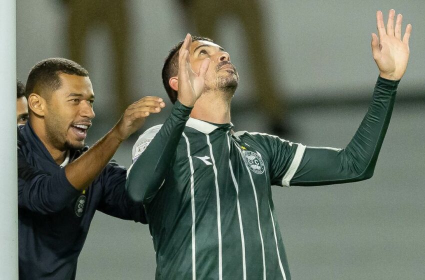  Coritiba vira sobre o Bahia, encerra jejum e cola na zona de Libertadores