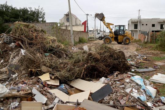  Cerca de 90 toneladas de lixo são recolhidos no primeiro dia de mutirão de limpeza em Campos
