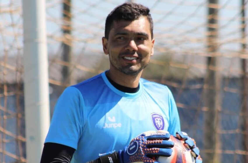  Goleiro rescinde contrato na Justiça após ser afastado por falha contra o Coritiba