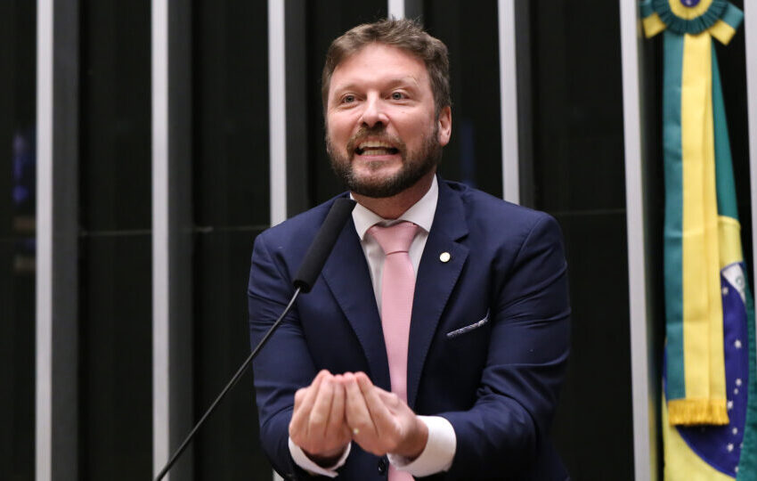  Deputado da oposição pede vista e adia votação da PEC do fim da escala 6×1