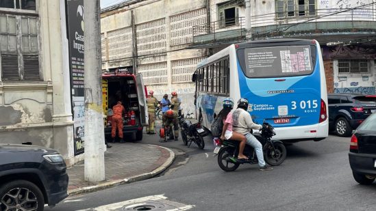  Ônibus e motocicleta se envolvem em acidente no Centro de Campos