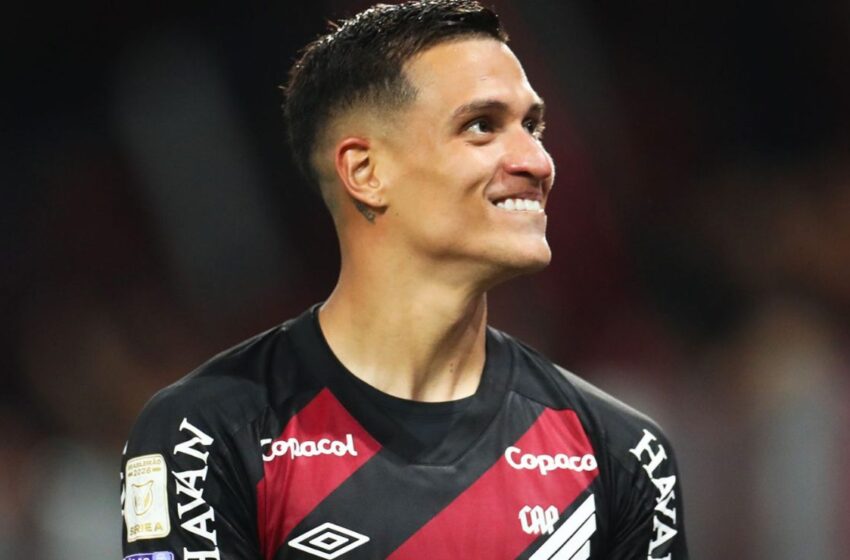  Volante do Athletico é convocado para a Copa; artilheiro do Brasileirão fica fora
