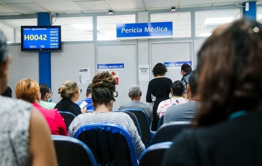  Espera por atendimento cai após troca do comando do INSS e ministro prevê zerar fila