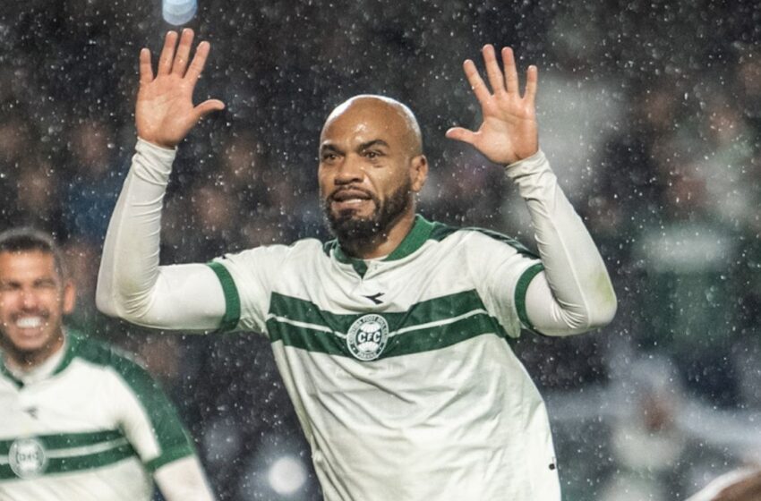  Moledo, do Coritiba, encerra jejum de 1000 dias com lei do ex