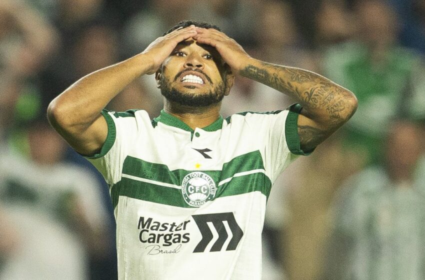  Sob gritos de “vergonha”, Coritiba é eliminado pelo Santos e entra em crise no Couto
