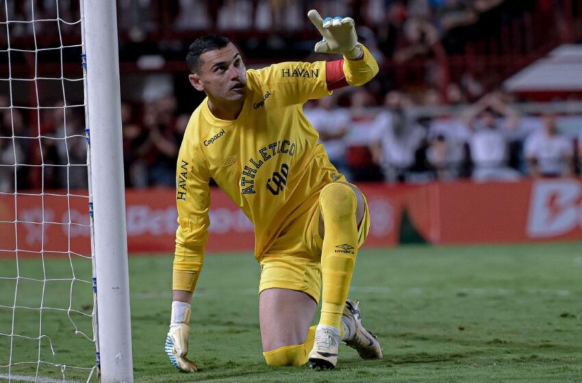  Herói, Santos acumula 21 pênaltis defendidos e oito classificações pelo Athletico