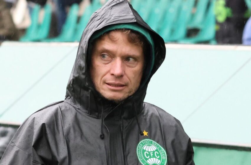  Seabra nega falta de coragem do Coritiba e admite gosto amargo após empate