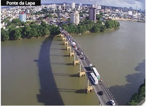  Ônibus quebra na Ponte da Lapa e é rebocado, em Campos
