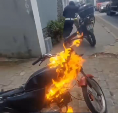  Homem incendeia a própria moto após abordagem da Guarda Municipal