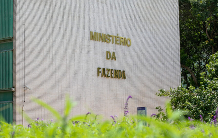  Governo admite que terá de rever R$ 53,7 bi em despesas para cumprir limite fiscal