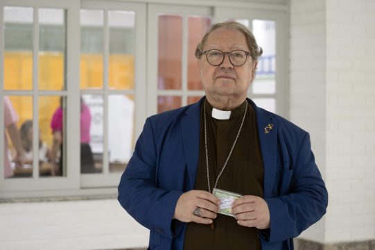  Bispo Dom Roberto Ferrería vota e destaca importância dos eleitores com mais de 70 anos