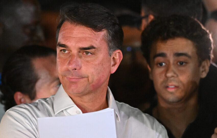  Inteligência e dois ministérios de Milei ajudaram Flávio a viajar aos EUA, diz jornal