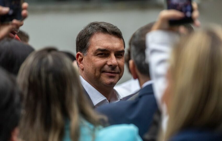  Flávio Bolsonaro usa exemplos históricos para justificar sua saída do Brasil