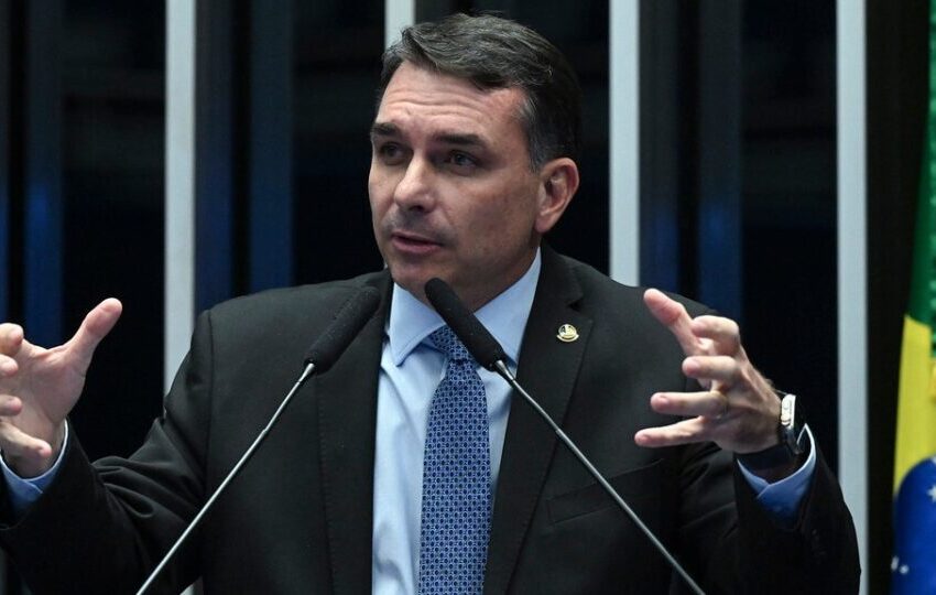 Imprensa internacional repercute decisão de Moraes de reter passaporte de Flávio após derrota para Lula