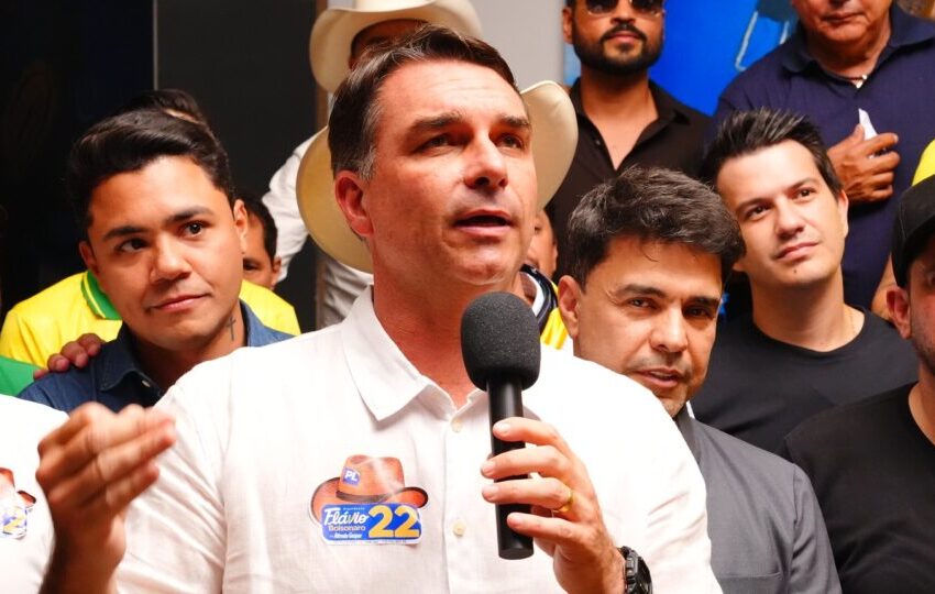  Governo Trump vai conceder vistos a Flávio Bolsonaro e sua família, diz imprensa dos EUA