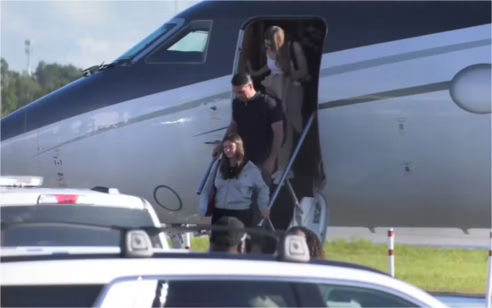  Voo com Flávio Bolsonaro e familiares pousa em Miami, nos EUA