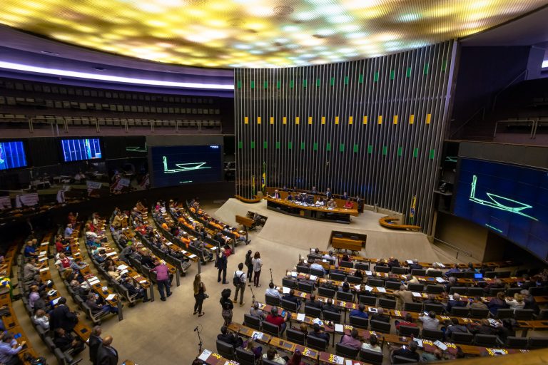  Câmara pode votar hoje projetos sobre proteção às mulheres, segurança em presídios e clima