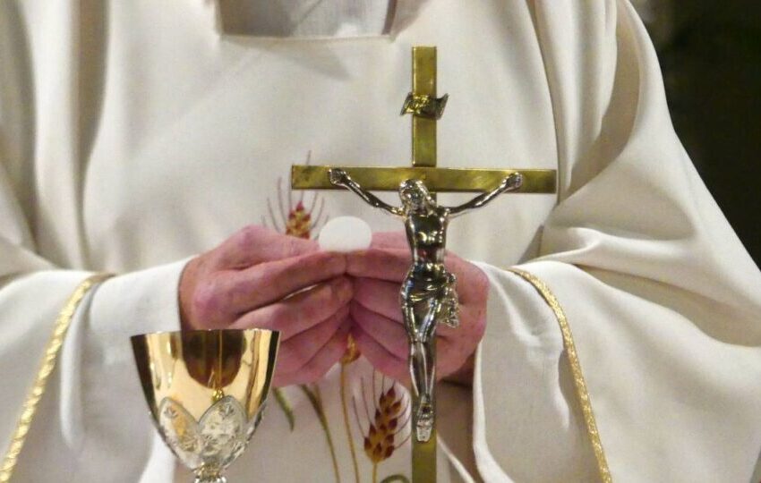  Padre consola sobreviventes de colisão de trens que matou 69 na Espanha